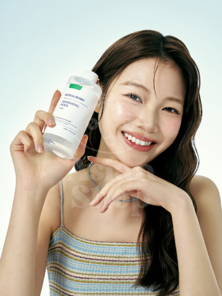 Modo de uso EQQUALBERRY Swimming Pool Toner aplicando con manos limpias sobre el rostro