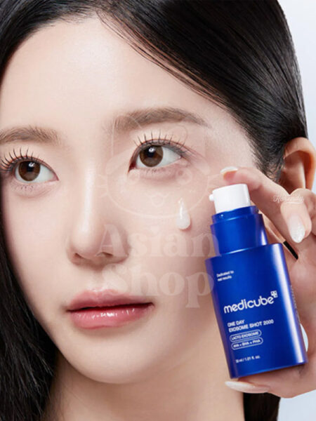 Aplicación de la ampolla MEDICUBE One Day Exosome Shot Pore Ampoule 2000 en el rostro
