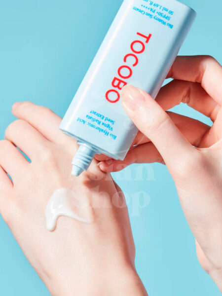 TOCOBO Bio Watery Sun Cream SPF50+ PA++++ modo de uso textura mano