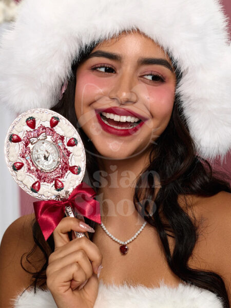 modelo sosteniendo Flower Knows Strawberry Cupid Hand Mirror